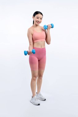 Güçlü enerjik kadın halter kaldırma egzersizi yapıyor izole arka planda. Genç atletik Asyalı kadın dayanıklılığı ve dayanıklılık eğitimi rutin vücut egzersizi..