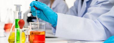 Laboratuvar araştırma ekibi, bilimsel uzmanlık ve laboratuvar ekipmanları ile sağlık hizmetlerini ilerletiyor, yeni ilaçlar araştırıyor ve laboratuvarda tedavi geliştiriyor. Panorama Katı