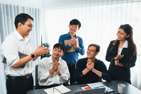 Grupo Diverso Trabalhadores Escritório Funcionários Aplaudindo Colaboram Alegremente Planejamento Estratégico — Fotografia de Stock