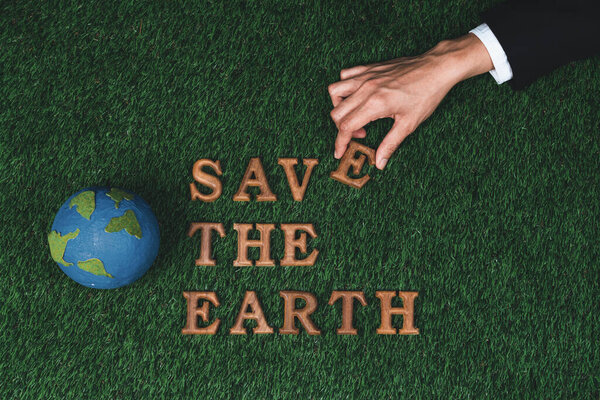 Кампания экологической осведомленности о концепции Дня Земли демонстрирует сообщение, организованное в Save Earth на биофильном зеленом фоне. Концепция экологического социального управления для устойчивого и экологически безопасного будущего.