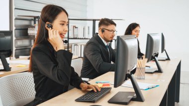 Ofiste çalışan kulaklık takan işadamları uzak müşteri ya da meslektaşlarını desteklemek için çalışıyorlar. Çağrı merkezi, tele pazarlama, müşteri destek acentesi telefon görüşmesinde hizmet sağlıyor. Jivy