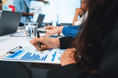 Analist ekibi toplantı odasındaki mali verileri analiz etmek için BI Fintech 'i kullanıyor. İş adamları, ticari öngörü ve stratejik pazarlama planlama için iş dünyası panelinin gücünü kağıt üzerinde analiz ediyor.