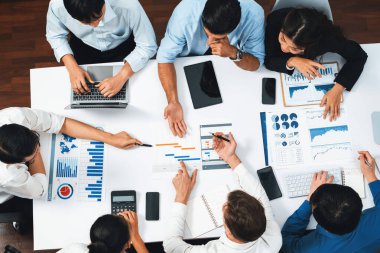 Üst görünüm proje yöneticisi proje yönetimi yazılımı kullanarak ekip ile iletişim kurar ve işbirliği yapar, proje görevinin ilerlemesini izler ve toplantı masasında program planı yapar. Tedbirli