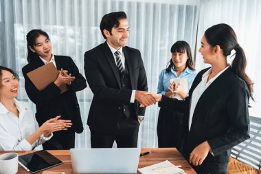 Bir grup iş adamı başarılı bir iş anlaşması toplantısı yaptıktan sonra el sıkıştı. Çeşitli yarış bürosu çalışanları şirket ofisinde pazarlama planlamasında ilerleme kaydettikten sonra kutlama yapıyorlar. Çok titiz.