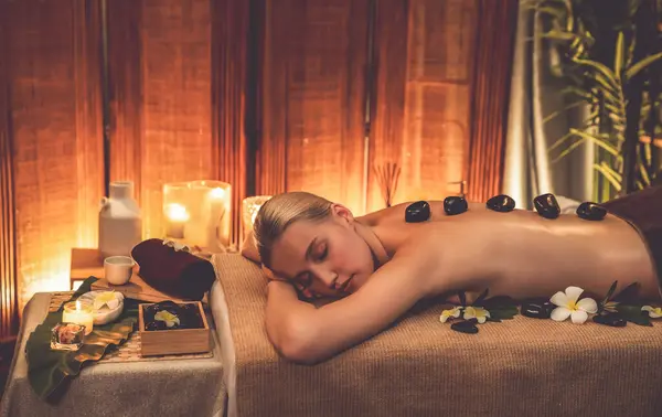 Hot Stone Massage Wellness Salon Luxus Resort Mit Warmem Kerzenlicht — Stockfoto