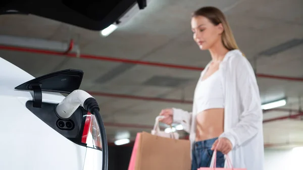 Jonge Vrouw Reizen Met Elektrische Auto Naar Winkelcentrum Parkeerplaats Opladen — Stockfoto