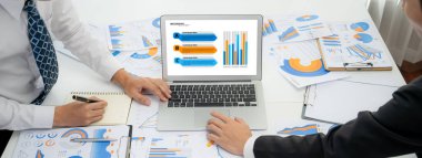 Grup toplantısındaki iş adamları resmi kıyafet paylaşımı fikrine sahipler. Şirketin yaratıcı çalışma alanındaki kar raporunu tartışıyorlar. Grup toplantısı masasında yakın çekim yapmak için. Konuşma .