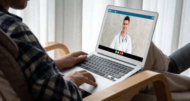 Hasta ile sanal görüşme için mod teletıp yazılım uygulaması tarafından çevrimiçi doktor görüntüsü çağrısı