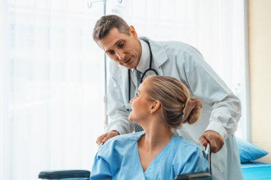 Profesyonel üniformalı doktor hastanedeki ya da klinikteki hastayı muayene ediyor. Sağlık, tıbbi ve doktor servis konsepti. Jivy