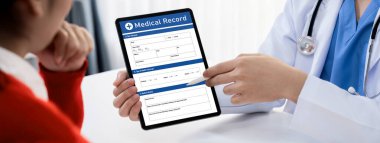 Hastanedeki doktor randevusunun bulanık geçmişinde bilgisayarın tıbbi raporunu ya da hasta sağlığının teşhisini göstermesi. Tıbbi danışmanlık ve sağlık hizmetleri. Panorama Katı