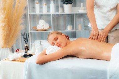 Kafkasyalı kadın müşteri stres önleyici spa masajının keyfini çıkarıyor ve lüks otel ya da oteldeki gündüz açık ortam güzellik salonunda güzellik teniyle eğleniyor. Sessiz.