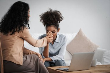 Travma sonrası stres bozukluğu olan üzgün bir kadın psikoloğu, depresyon ya da kalp yetmezliğinden sonra üzüntülü bir ruh sağlığı terapisi görüyor. Hayal kırıklığına uğramış genç bir kadın klinikteki duygular hakkında bir psikologla konuşuyor.