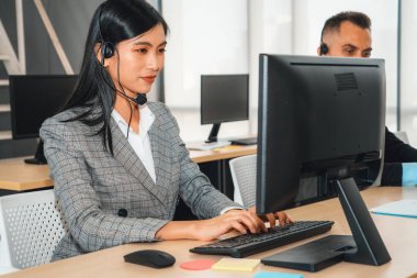 Ofiste çalışan kulaklık takan işadamları uzak müşteri ya da meslektaşlarını desteklemek için çalışıyorlar. Çağrı merkezi, tele pazarlama, müşteri destek acentesi telefon görüşmesinde hizmet sağlıyor. Jivy