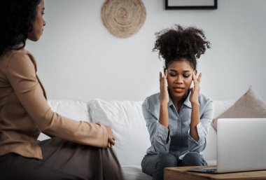 Travma sonrası stres bozukluğu olan üzgün bir kadın psikoloğu, depresyon ya da kalp yetmezliğinden sonra üzüntülü bir ruh sağlığı terapisi görüyor. Hayal kırıklığına uğramış genç bir kadın klinikteki duygular hakkında bir psikologla konuşuyor.