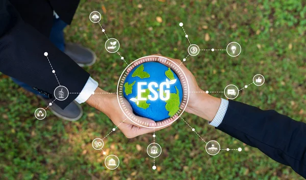 지구를 지키는 사업가 지구의 감소를 에너지를 사용하여 보호에 Esg 비즈니스 — 스톡 사진