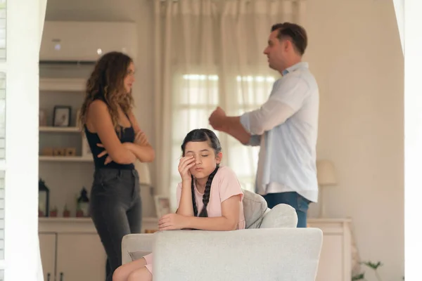 Sinirli Mutsuz Genç Bir Kız Oturma Odasında Ebeveyninin Tartışması Yüzünden — Stok fotoğraf