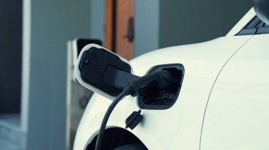 Ev şarj istasyonu, elektronik araç için sürdürülebilir, yenilenebilir enerji kaynağı, modern modern yaşam tarzı için evdeki EV arabaları sağlıyor. Çevre dostu melez elektro ve petrol aracı bataryası.