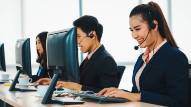 Ofiste çalışan kulaklık takan işadamları uzak müşteri ya da meslektaşlarını desteklemek için çalışıyorlar. Çağrı merkezi, tele pazarlama, müşteri destek acentesi telefon görüşmesinde hizmet sağlıyor. Jivy