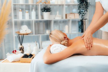 Kafkasyalı kadın müşteri stres önleyici spa masajının keyfini çıkarıyor ve lüks otel ya da oteldeki gündüz açık ortam güzellik salonunda güzellik teniyle eğleniyor. Sessiz.