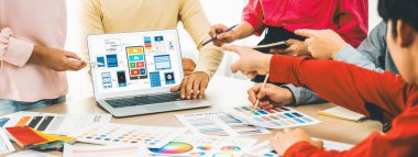 İç mimari ekibinin kırpılmış resmi, mobil uygulama ve web sitesi için UI ve UX tasarımları görüntülenirken renk örnekleri kullanarak renk sunar. Yaratıcı tasarım ve iş konsepti. Değiştirilmiş.