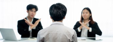 Aday, iş görüşmecisi ve insan kaynakları yöneticisi tarafından işsizlik, kovulma, anlaşmazlık ve işe alım teklifini geri çevirme konsepti gösterilerek reddedildi. Konuşma hatası.