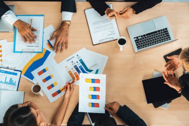 İş adamları grup toplantısı ofiste yukarıdan çekildi. İş kadınları, iş adamları ve ofis çalışanları toplantı masasında proje planlama belgeleriyle takım konferansında çalışıyorlar. Jivy