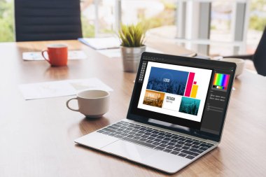 Web sayfasının modern tasarımı ve bilgisayar ekranında gösterilen ticari reklamlar için grafiksel tasarımcı yazılımı