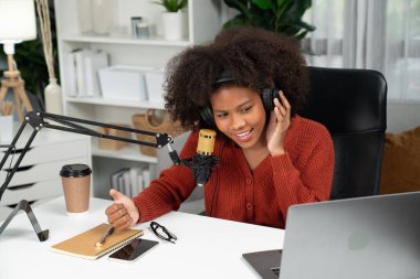 Güzel Afrikalı kadın sunucu kanalı çevrimiçi yayın yoluyla konuşuyor pazarlama öğretiyor, dinleyicileri canlı ya da çevrimiçi. İş yerindeki herhangi bir yer kavramı. Tatlandırıcı.