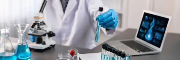Scientifique Mène Une Expérience Chimique Laboratoire Médical Montre Liquide Obtenu — Photo