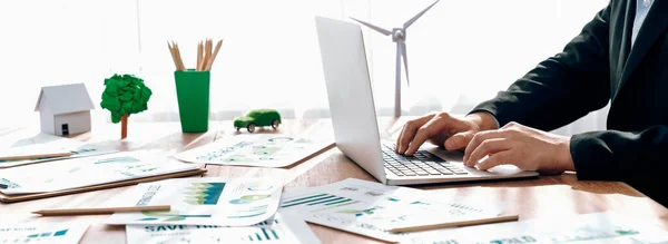 Escritório Empresa Negócios Eco Homem Negócios Usando Laptop Para Planejar — Fotografia de Stock