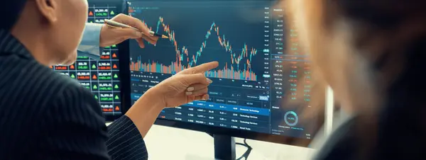 Group Skilled Investor Discuss Stock Investment Businesspeople Look Stock Charts — Stock Photo, Image