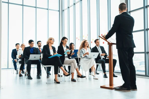 Bir grup iş adamı seminer konferansında toplanıyor. Seyirciler, çalışanların eğitim seanslarındaki eğitmenleri dinliyor. Uzman konuşmacı ile ofis çalışanları toplantısı. Jivy