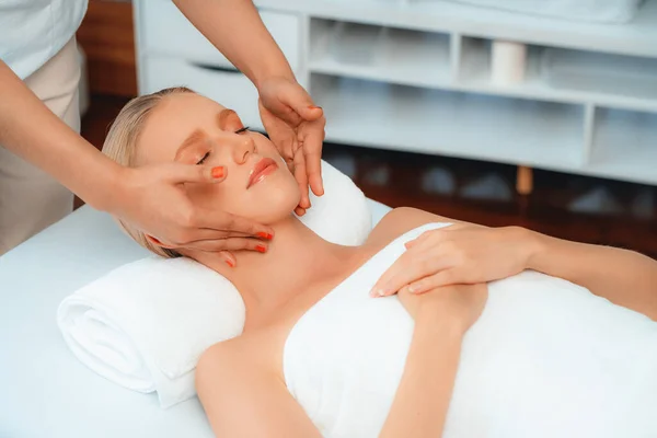 Mulher Caucasiana Desfrutando Relaxante Stress Massagem Cabeça Mimos Beleza Facial — Fotografia de Stock