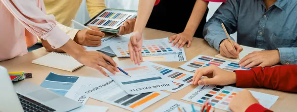 Profesional Arquitecto Diseñador Equipo Lluvia Ideas Sobre Selección Color Mientras —  Fotos de Stock