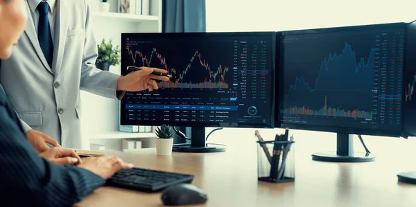 プロのブローカーは 金融投資のための熟練したビジネスマンに成長グラフで興味のある株を提示します 株式取引について 株式投資について 株式取引市場のコンセプト バージョニング — ストック写真
