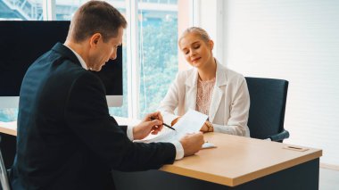 Şirket ofisindeki yönetici ve mülakatçıyla iş görüşmesinde iş arayan biri. Genç mülakatçı profesyonel kariyer fırsatı arıyor. İnsan kaynakları ve adam toplama konsepti. Jivy