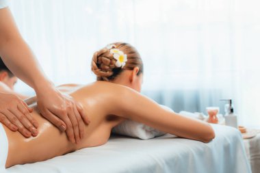 Kafkas çift müşterisi stres önleyici spa masajının keyfini çıkarıyor ve lüks otel veya oteldeki gündüz açık hava ortamında güzellik teniyle eğleniyor. Sessiz.