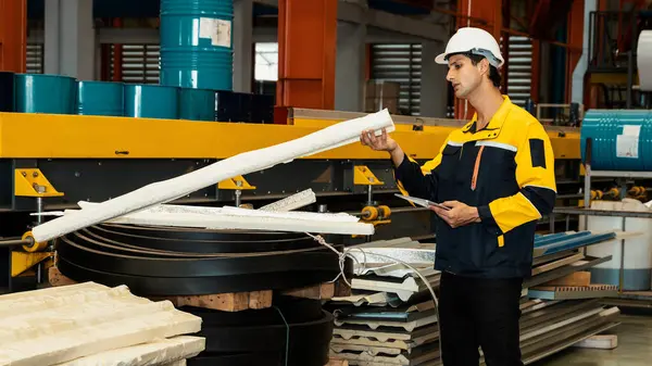 Mühendis, fabrika deposunda yeniden kullanım amaçlı sanayi ürünleri veya malzemelerini inceler ve yönetir. Verimli üretim için ağır endüstriyel ürünlerin kalite kontrol denetimi. Örnek gösteriliyor