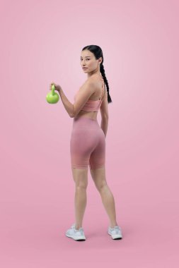 Dinç, enerjik bir kadın izole edilmiş arka planda ağırlık kaldırma egzersizi yapıyor. Genç atletik Asyalı kadın dayanıklılığı ve dayanıklılık eğitimi rutin vücut egzersizi..