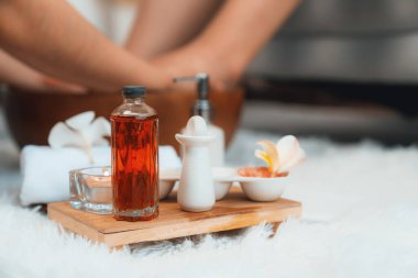 Spa aksesuarları, müşterilerin lüks spa salonlarında keyifli ayak masajları yaparken masörlerin gündüz açık ambians kaplıcalarında refleksoloji terapisi yaptıkları bulanık arka plan üzerine kuruludur. Sessiz.