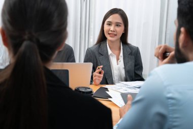 Çok ırklı analist ekibi toplantı masasındaki mali raporu analiz etmek için BI gösterge tablosunu kullanıyor. Çeşitli iş adamlarından oluşan bir grup, iş pazarlama kararı için FIntech 'in veri analizini kullanır. Uyum