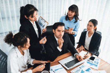 Ofis masasındaki finansal veri raporlarını analiz eden çeşitli bir grup iş analisti. Stratejik pazarlama planlaması için iş zekası analizi çizelgesi ve grafiği.