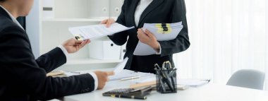 Kurumsal muhasebeci ekibi vergi iadelerini hesaplamak ve en yüksek seviyeye çıkarmak için hesap makinesi kullanır ve finansal veri raporuna dayanarak finansal performansı artırır. Panorama 'daki modern muhasebe. Kurnaz.