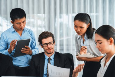 Modern ofis ortamında çalışan çeşitli etnik gruplardan çeşitli iş adamları. Üretken ve çok ırklı ofis çalışanları stratejik ticari pazarlama konusunda tartışmaya giriştiler. Çok titiz.