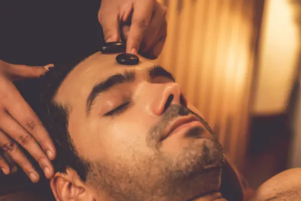 Uomo Caucasico Godendo Rilassante Massaggio Alla Testa Stress Con Pietra — Foto Stock