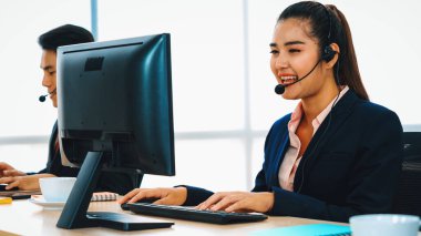 Ofiste çalışan kulaklık takan işadamları uzak müşteri ya da meslektaşlarını desteklemek için çalışıyorlar. Çağrı merkezi, tele pazarlama, müşteri destek acentesi telefon görüşmesinde hizmet sağlıyor. Jivy