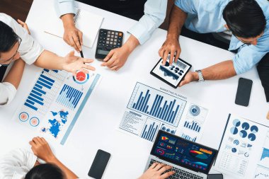 Üst düzey analist ekibi toplantı odasındaki mali verileri analiz etmek için BI Fintech 'i kullanıyor. İş anlayışı ve stratejik pazarlama planlaması için kağıt üzerinde analitik BI gösterge paneli. Tedbirli