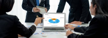 Bilgisayar yazılımından iş verisi analizi. Yatırım uygulaması görüntüleme işletme satışları ve kar bilgisayar ekranında ve pazarlama planlama karar konuşma önerisi .