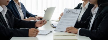 Yönetim kurulundaki iki işletme yöneticisi dönem ve şirket birleştirme anlaşmasını tartışıyor, kurumsal sözleşme belgelerini iş ortaklığı olarak gözden geçiriyor ve satın alma ve birleşme kavramı ile işbirliği yapıyor. Kurnaz.