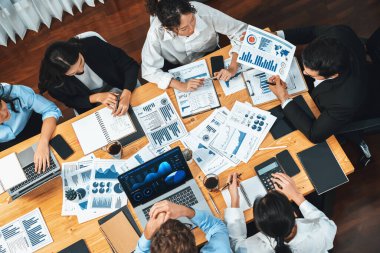 Toplantı masasındaki finansal veri raporlarını analiz eden çeşitli iş analist gruplarının geniş görüşü. İş zekası analizine göre çizelge ve grafik paneli. Çok titiz.